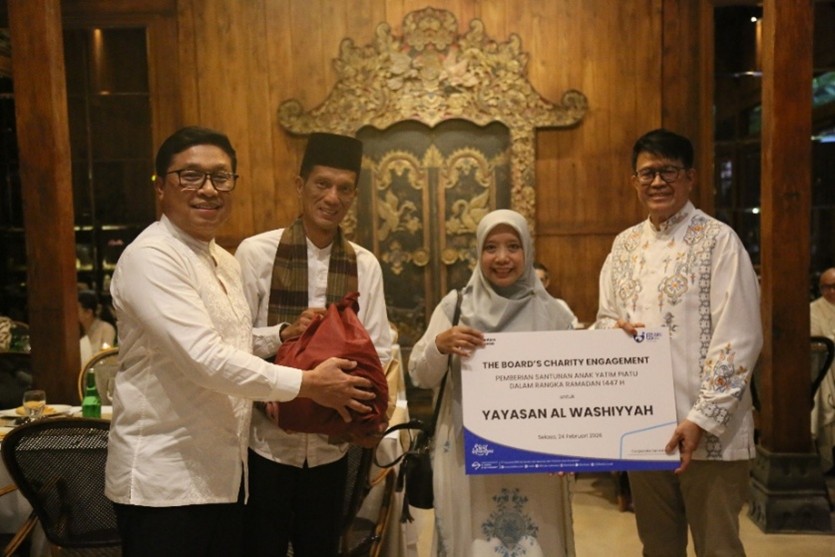                  Penyerahan santunan
diwakili oleh Pejabat Eksekutif Aestika Oryza Gunarto dan Komisaris Independen Hari Siaga Amijarso.    