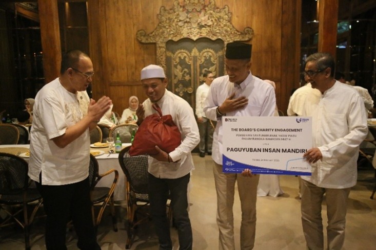 Penyerahan santunan
diwakili oleh Pejabat Eksekutif Aestika Oryza Gunarto dan Komisaris Independen Hari Siaga Amijarso.